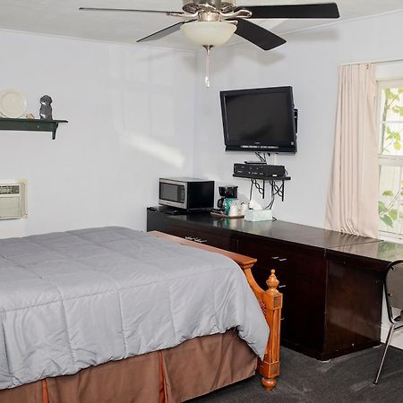 Longhouse Lodge Motel วัตกินส์เกลน ภายนอก รูปภาพ