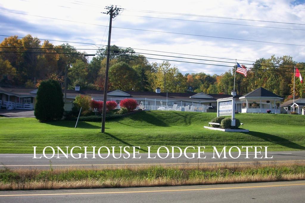 Longhouse Lodge Motel วัตกินส์เกลน ภายนอก รูปภาพ