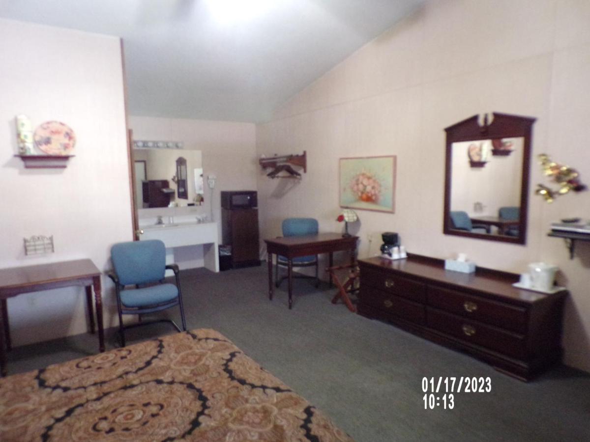 Longhouse Lodge Motel วัตกินส์เกลน ภายนอก รูปภาพ