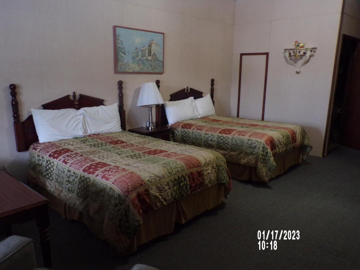 Longhouse Lodge Motel วัตกินส์เกลน ภายนอก รูปภาพ
