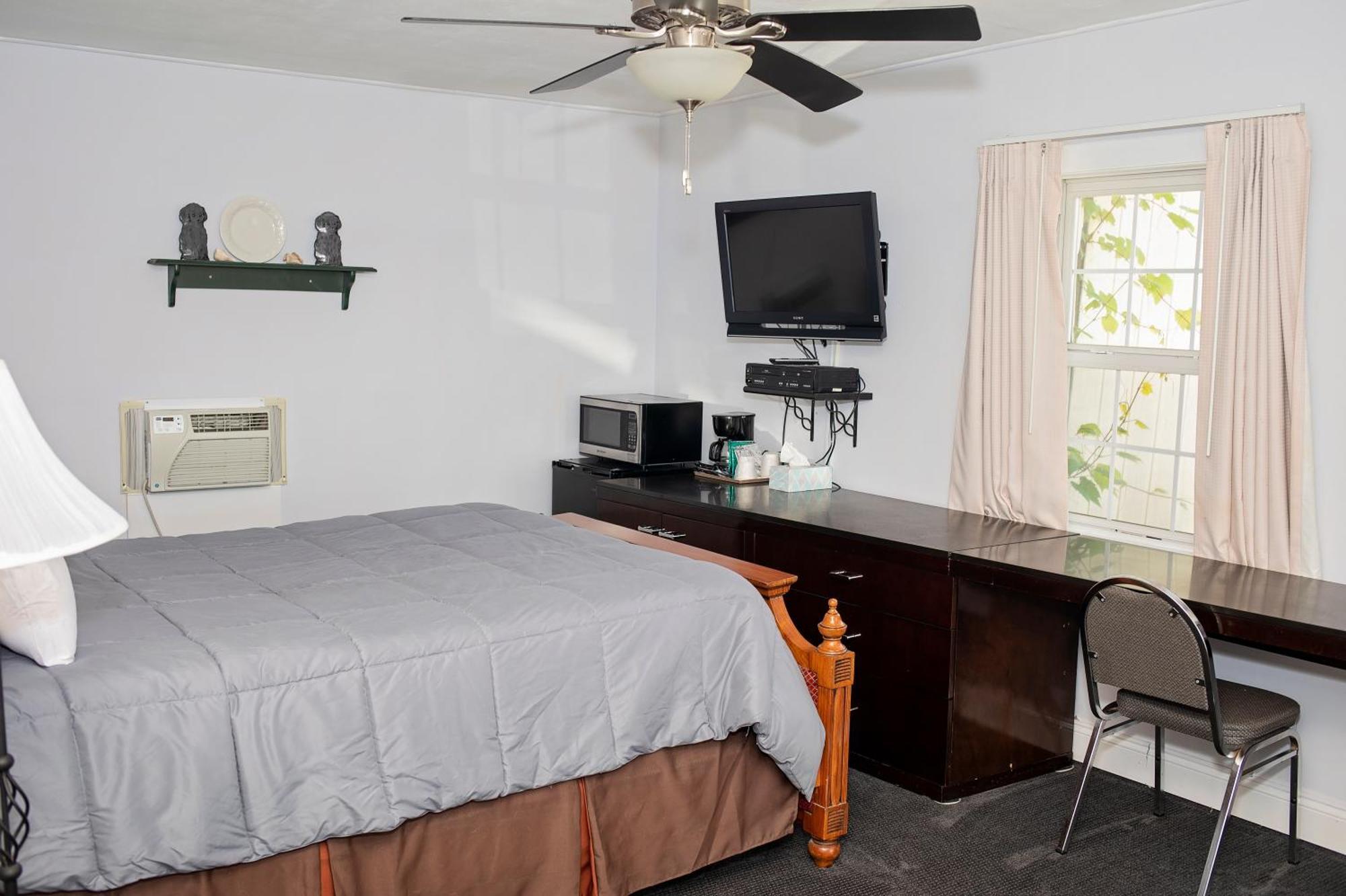 Longhouse Lodge Motel วัตกินส์เกลน ภายนอก รูปภาพ