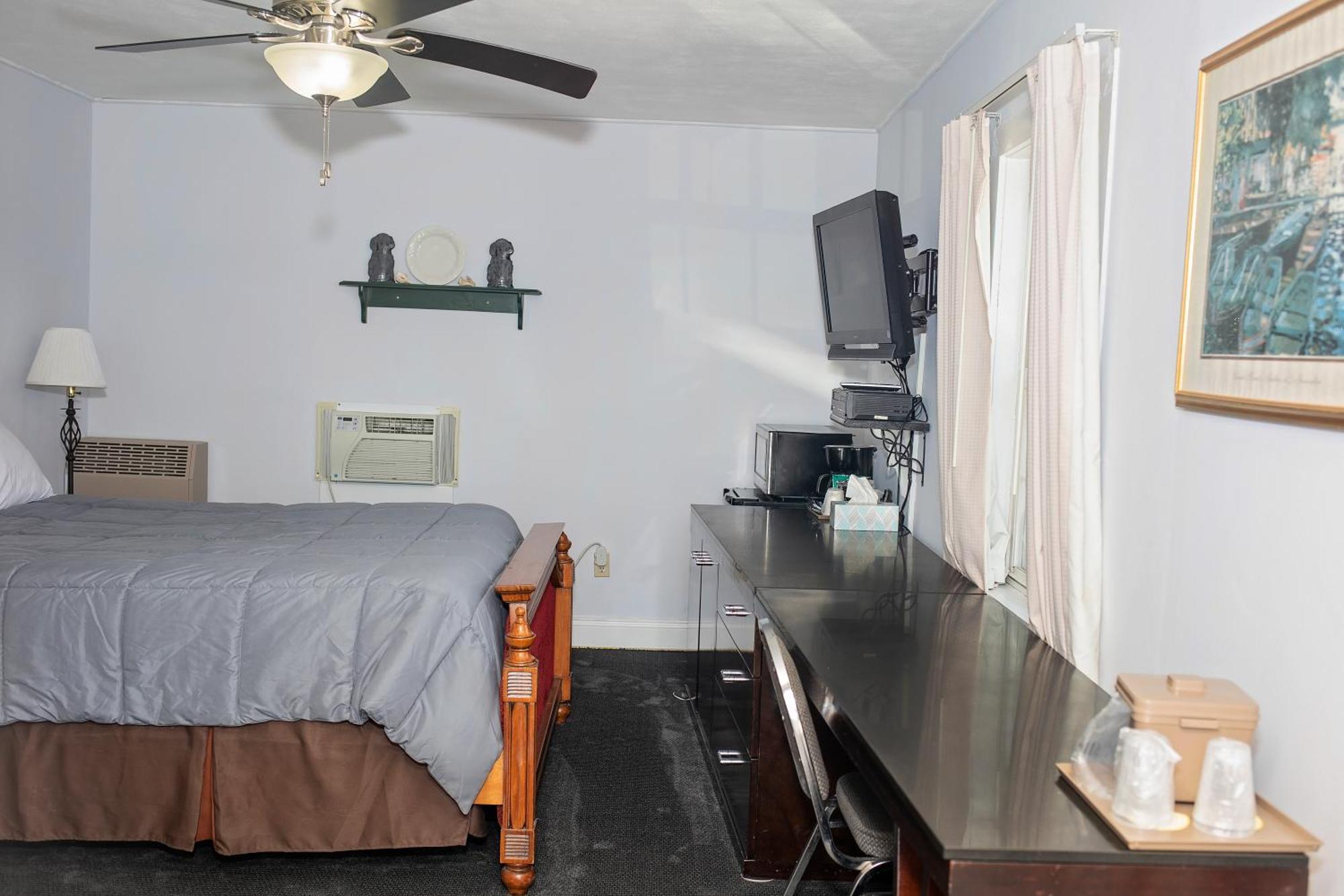 Longhouse Lodge Motel วัตกินส์เกลน ภายนอก รูปภาพ
