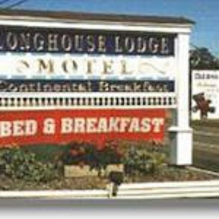 Longhouse Lodge Motel วัตกินส์เกลน ภายนอก รูปภาพ