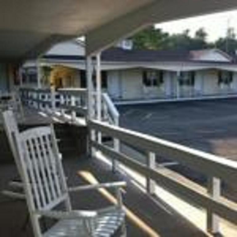 Longhouse Lodge Motel วัตกินส์เกลน ภายนอก รูปภาพ