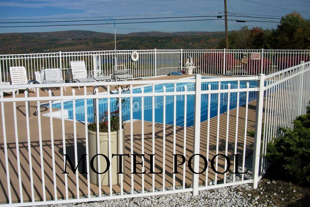 Longhouse Lodge Motel วัตกินส์เกลน ภายนอก รูปภาพ