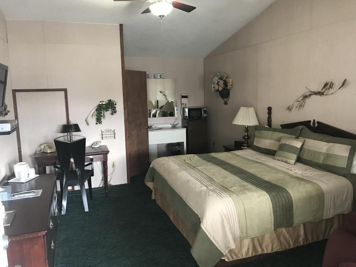 Longhouse Lodge Motel วัตกินส์เกลน ภายนอก รูปภาพ