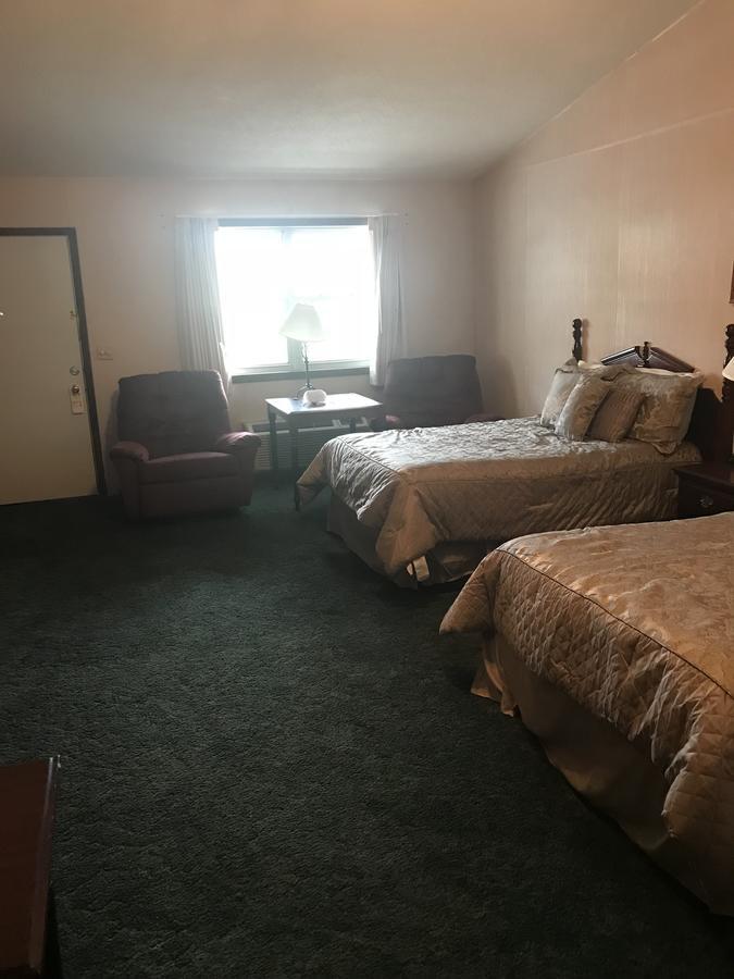 Longhouse Lodge Motel วัตกินส์เกลน ภายนอก รูปภาพ
